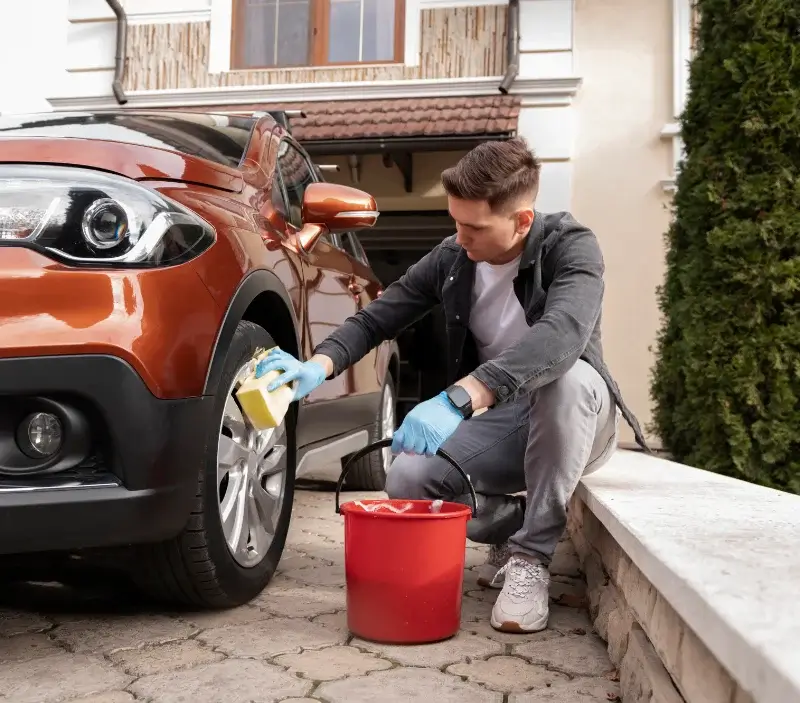 Lavage auto à domicile Eix : professionnel intervenant sur un véhicule